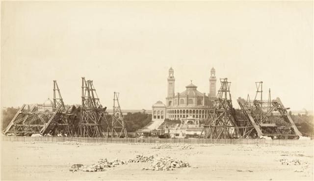 1887_tour_eiffel_construction