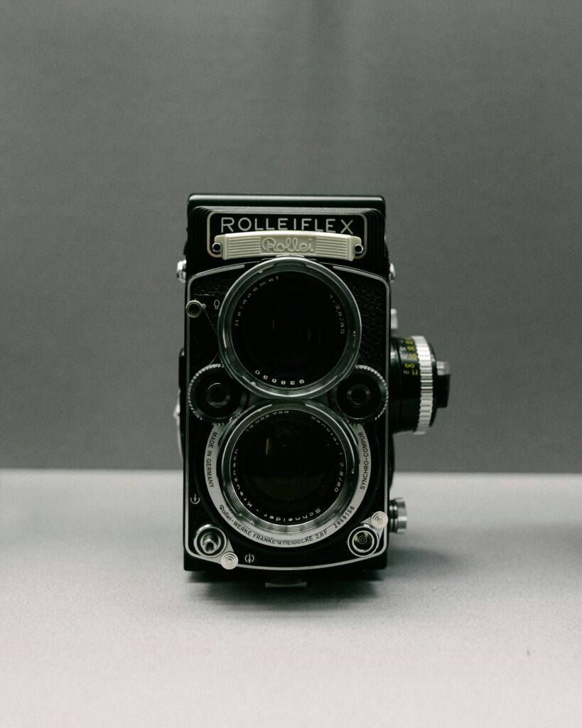 Κλασική φωτογραφική μηχανή Rolleiflex, συμβολική εικόνα για το έργο του Helmut Newton.
