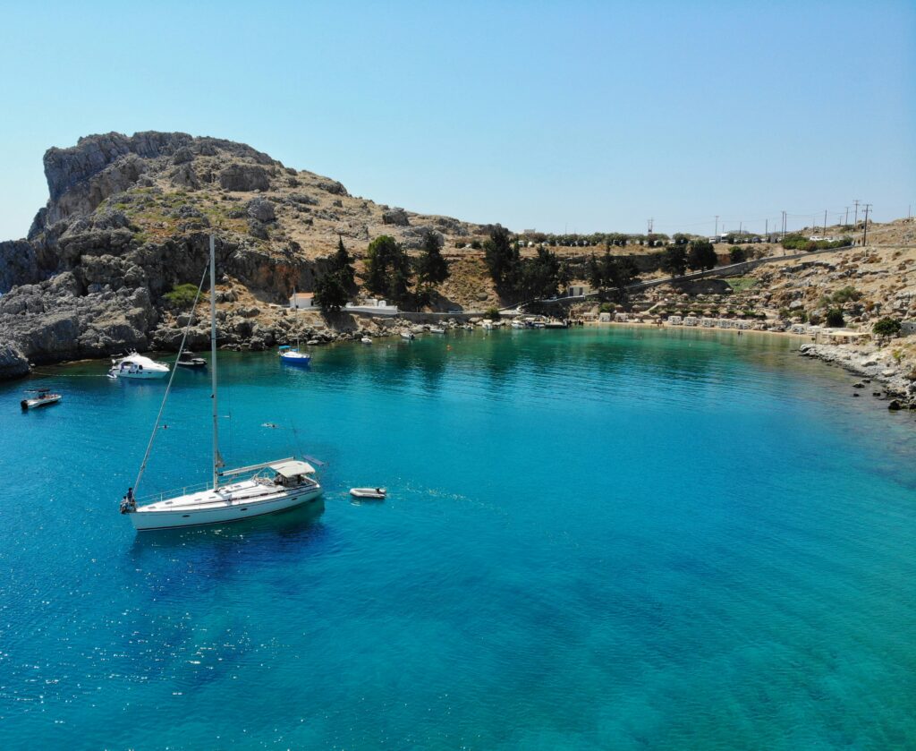 Πανοραμική παραλία στη Ρόδο με κρυστάλλινα νερά