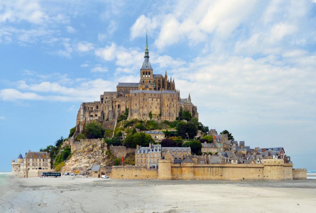 Το μοναστήρι Mont-Saint-Michel στη Νορμανδία πάνω σε βραχώδες νησί περιτριγυρισμένο από θάλασσα