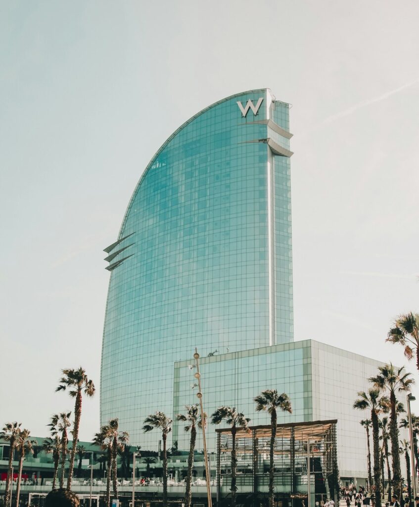 Hotel W Barcelona, το εμβληματικό ξενοδοχείο στην παραλία της Βαρκελώνης