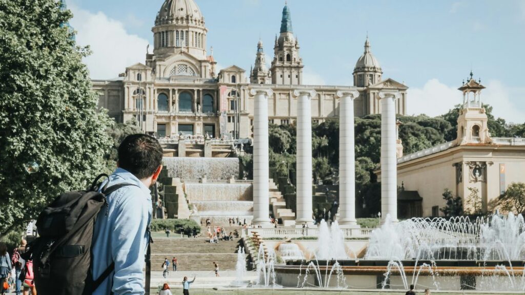 Τουρίστας με backpack στη Βαρκελώνη μπροστά από το Εθνικό Μουσείο Καταλονίας