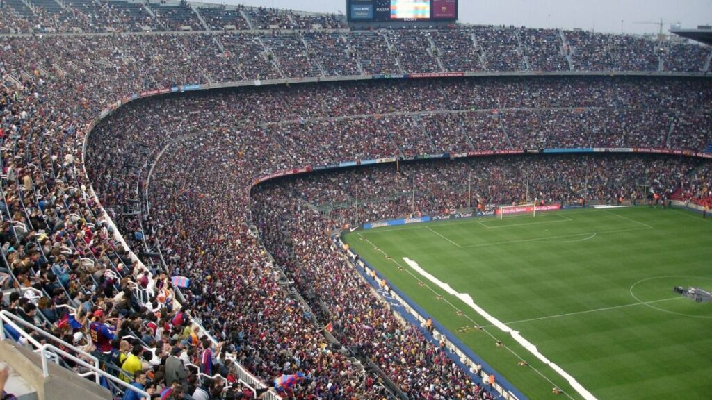 Πανοραμική άποψη του Camp Nou κατά τη διάρκεια αγώνα της FC Barcelona.
