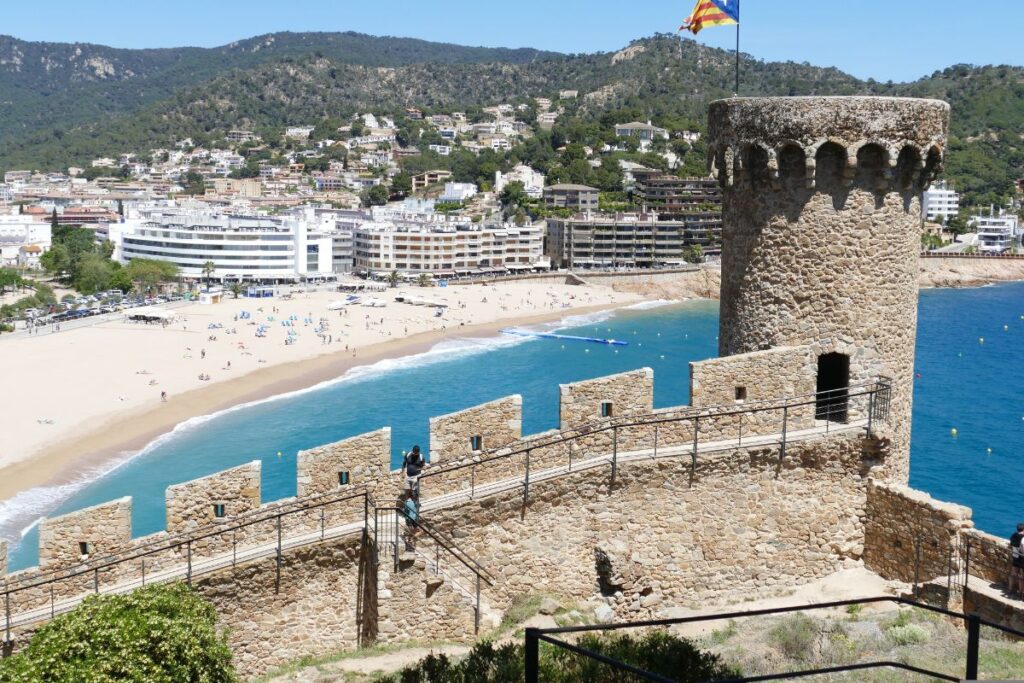 Μεσαιωνικό κάστρο Vila Vella στην Tossa de Mar κατά τη διάρκεια ημερήσιας εκδρομής από τη Βαρκελώνη στην Costa Brava