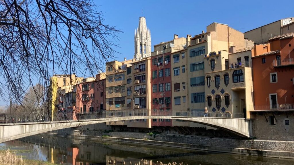 Τα πολύχρωμα σπίτια της Girona στις όχθες του ποταμού Onyar κατά τη διάρκεια ημερήσιας εκδρομής από τη Βαρκελώνη