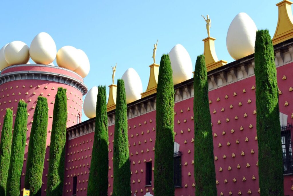 Μουσείο Salvador Dalí στο Figueres με τα χαρακτηριστικά αυγά στην οροφή