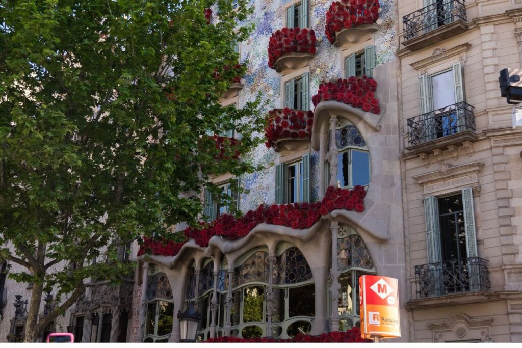 Casa Batlló στολισμένη με κόκκινα τριαντάφυλλα για το Sant Jordi στη Βαρκελώνη