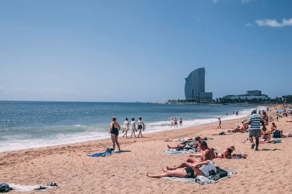 Παραλία Barceloneta στη Βαρκελώνη με θέα στο W Hotel