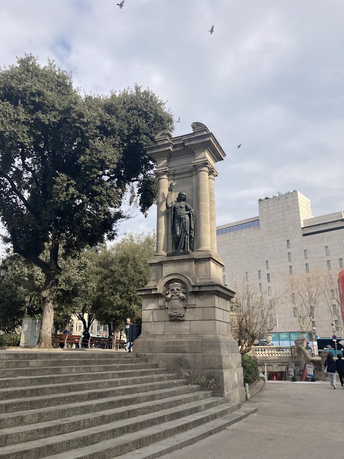 Μνημείο του Frederic Soler στην Plaça del Teatre δίπλα στη La Rambla της Βαρκελώνης