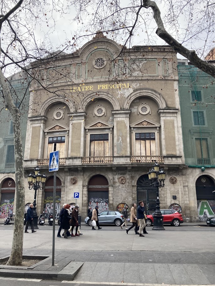 Η πρόσοψη του Teatre Principal στη La Rambla της Βαρκελώνης