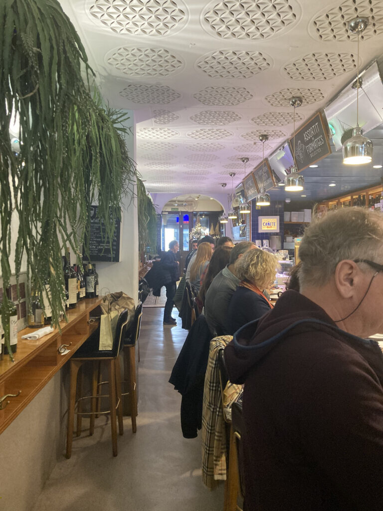 Το εσωτερικό του Bar Cañete στη Βαρκελώνη με τον πάγκο, θαμώνες και τη χαρακτηριστική ατμόσφαιρα ενός αυθεντικού tapas bar.