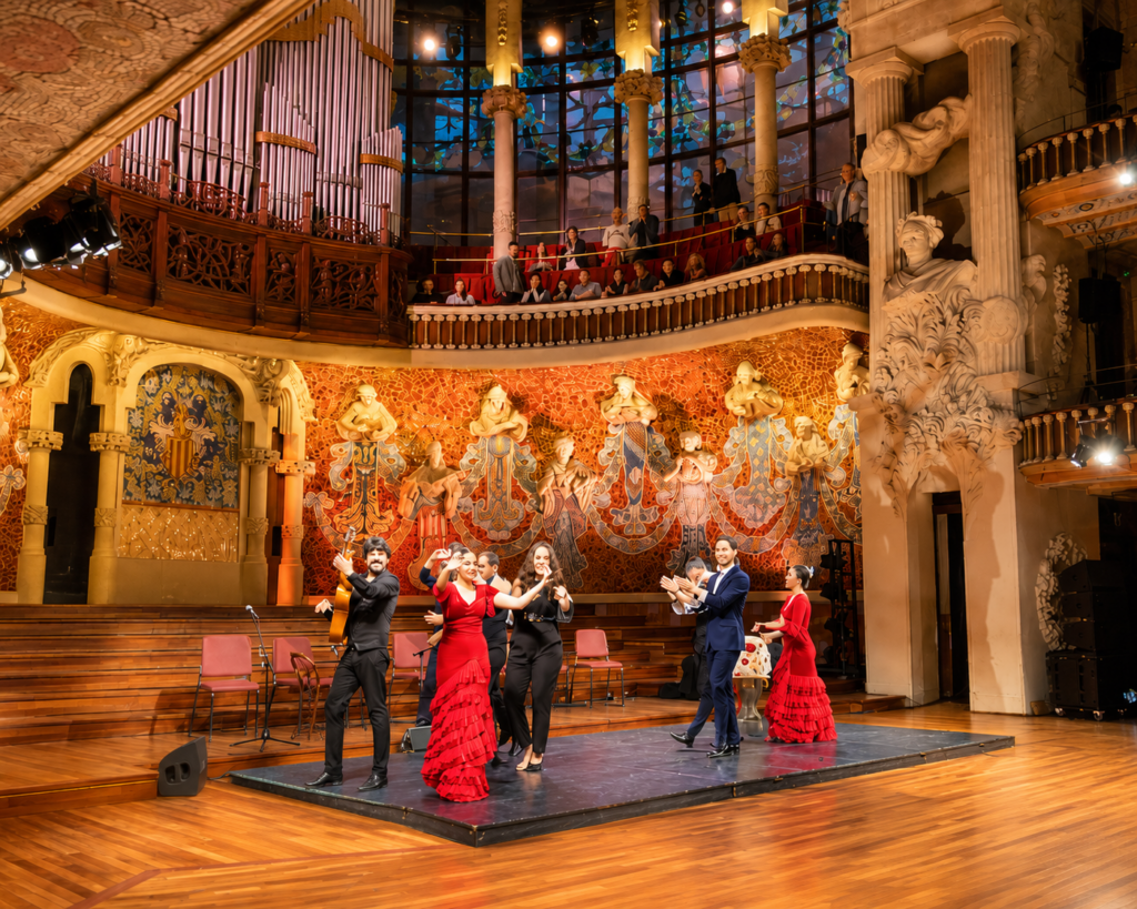 Παράσταση φλαμένκο στο Palau de la Música Catalana στη Βαρκελώνη με χορευτές και μουσικούς πάνω στη σκηνή.