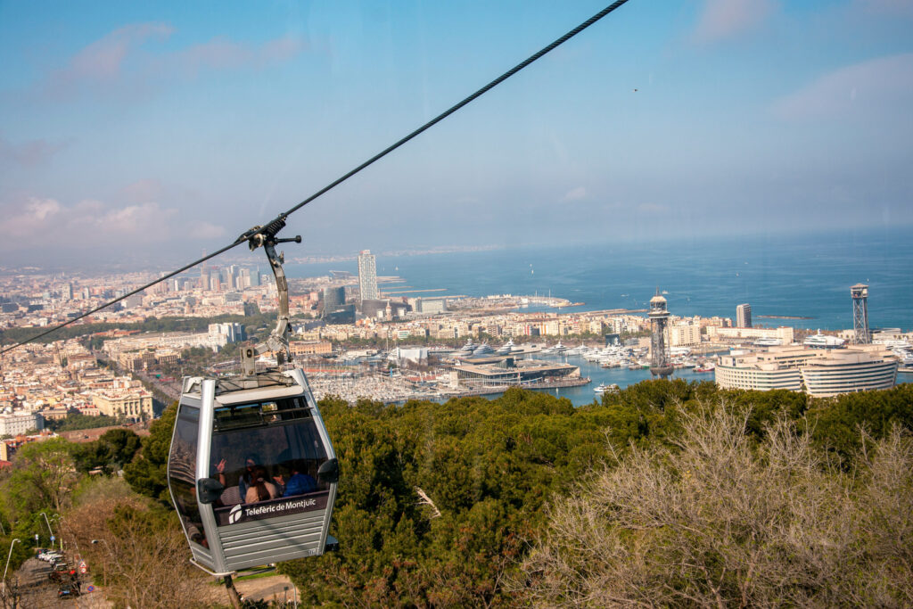 Το Telefèric de Montjuïc με πανοραμική θέα στη Βαρκελώνη και τη Μεσόγειο.
