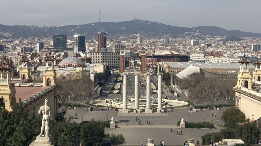 Πανοραμική θέα προς την Plaça d'Espanya και τις Τέσσερις Κολόνες από το Montjuïc στη Βαρκελώνη.