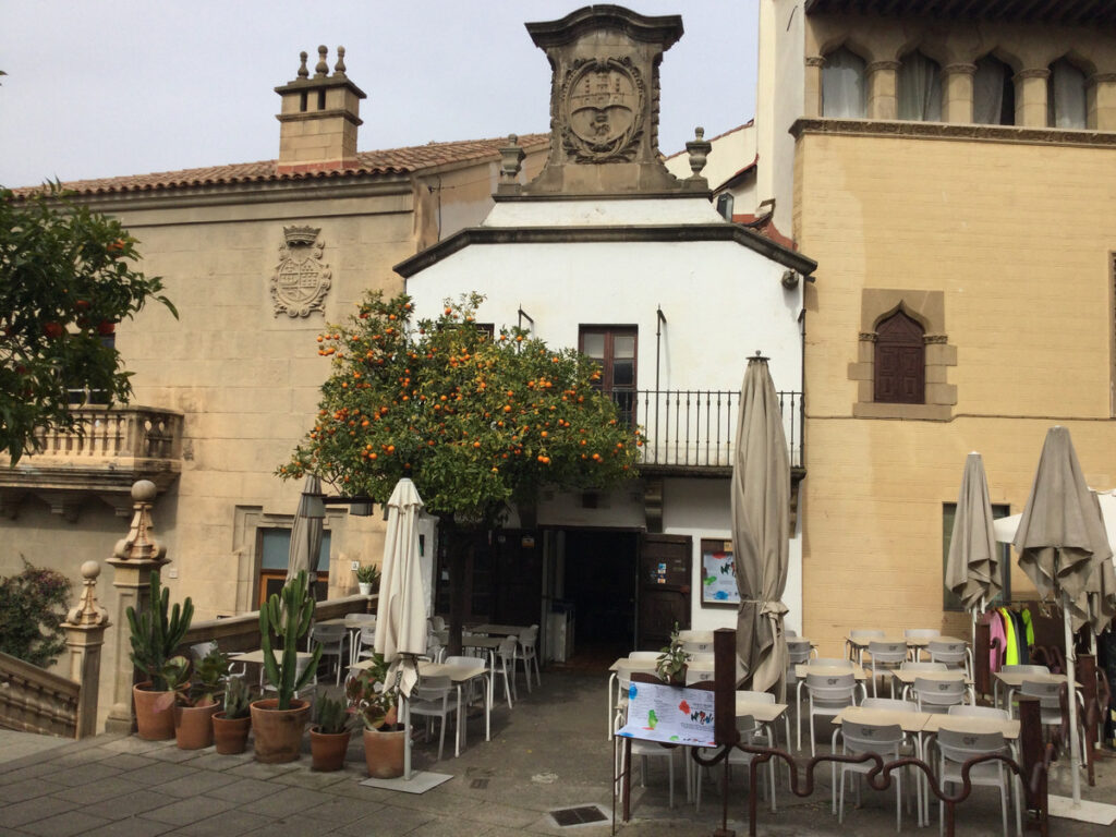 Παραδοσιακά κτίρια και υπαίθριο καφέ στο Poble Espanyol στο Montjuïc της Βαρκελώνης.