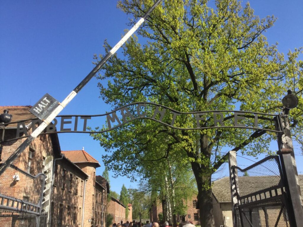 Άουσβιτς από Κρακοβία – εισοδος στο χώρο του Auschwitz-Birkenau