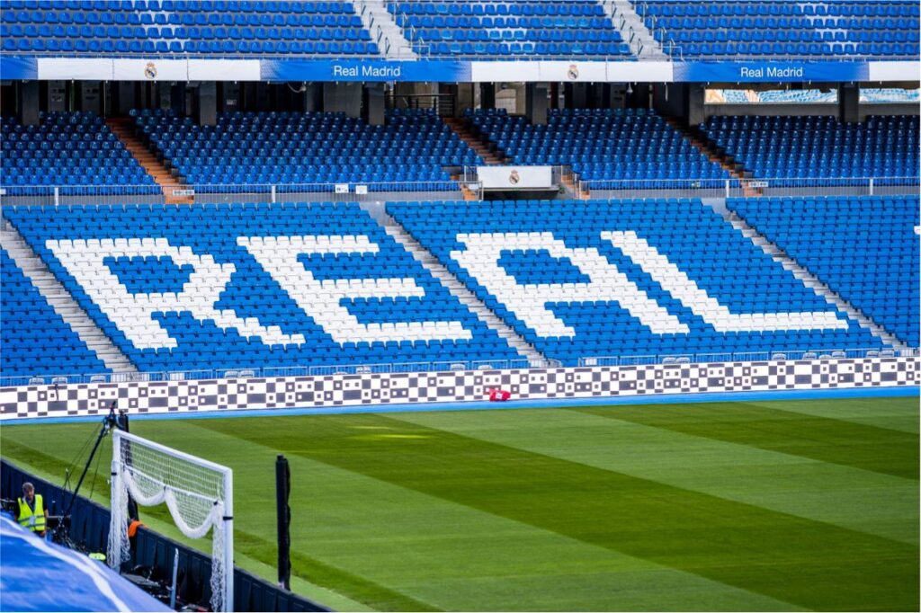 Εσωτερική άποψη του Santiago Bernabéu με τον αγωνιστικό χώρο και τις κερκίδες της Real Madrid