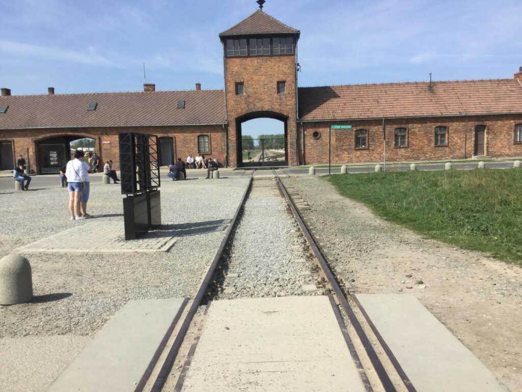 Άουσβιτς από Κρακοβία – είσοδος στο Auschwitz-Birkenau