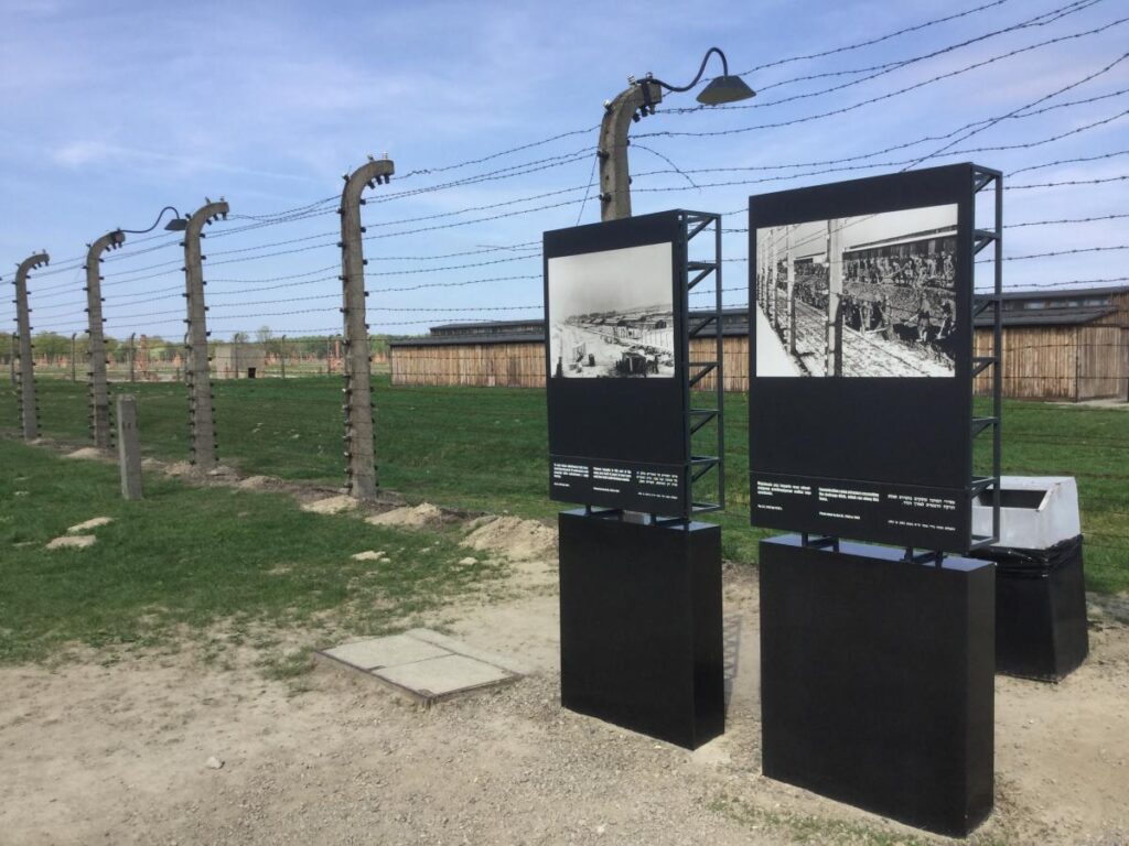 Άουσβιτς από Κρακοβία – Auschwitz-Birkenau με συρματόπλεγμα