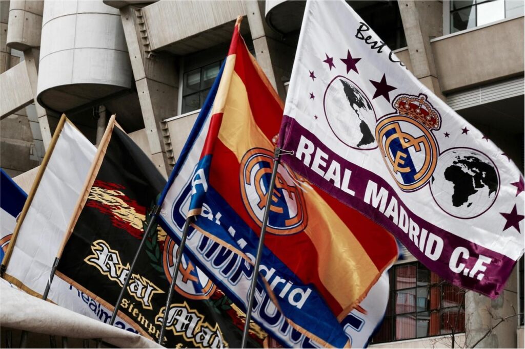σημαίες με το έμβλημα της Real Madrid έξω από το στάδιο Santiago Bernabéu στη Μαδρίτη