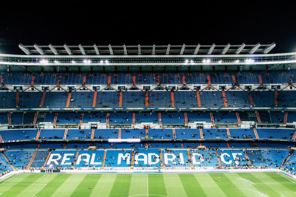 Εσωτερική άποψη του σταδίου Santiago Bernabéu στη Μαδρίτη με τις κερκίδες της Real Madrid και τον αγωνιστικό χώρο