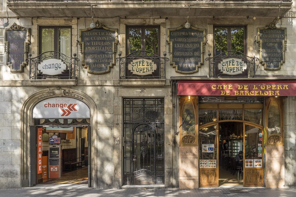 Πρόσοψη του ιστορικού Cafè de l’Òpera στη La Rambla της Βαρκελώνης