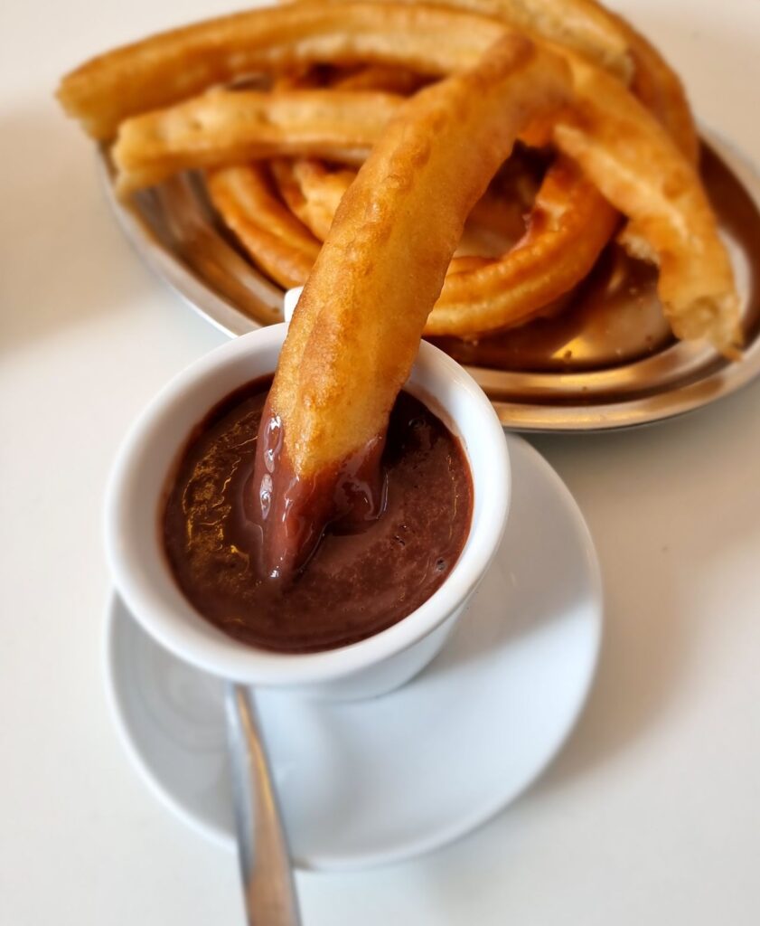 Παραδοσιακά churros με πηχτή ζεστή σοκολάτα στη Βαρκελώνη