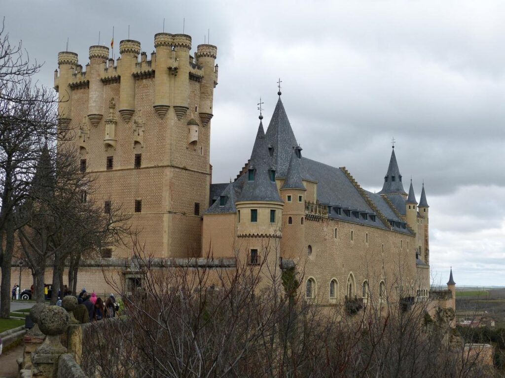 Σεγκόβια απο Μαδρίτη . Το Alcázar της Σεγκόβιας με τους πύργους και τις μυτερές στέγες του.